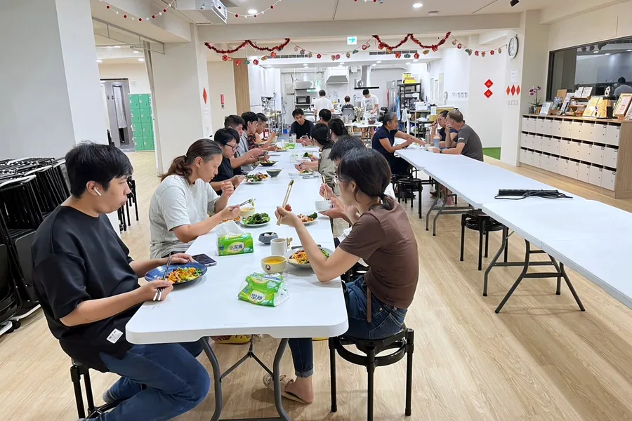 活動場地排成長桌,大家坐著一起吃飯