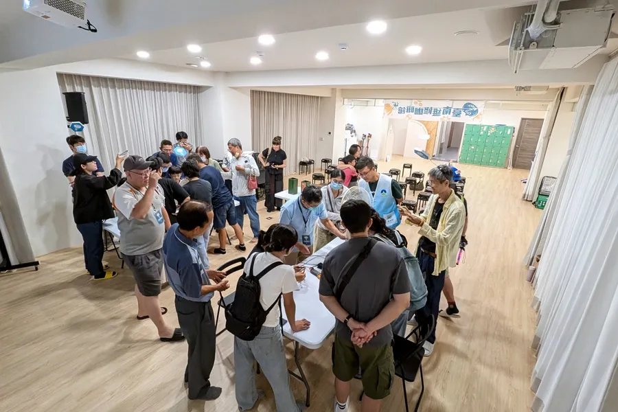 活動中場大家站著聊天