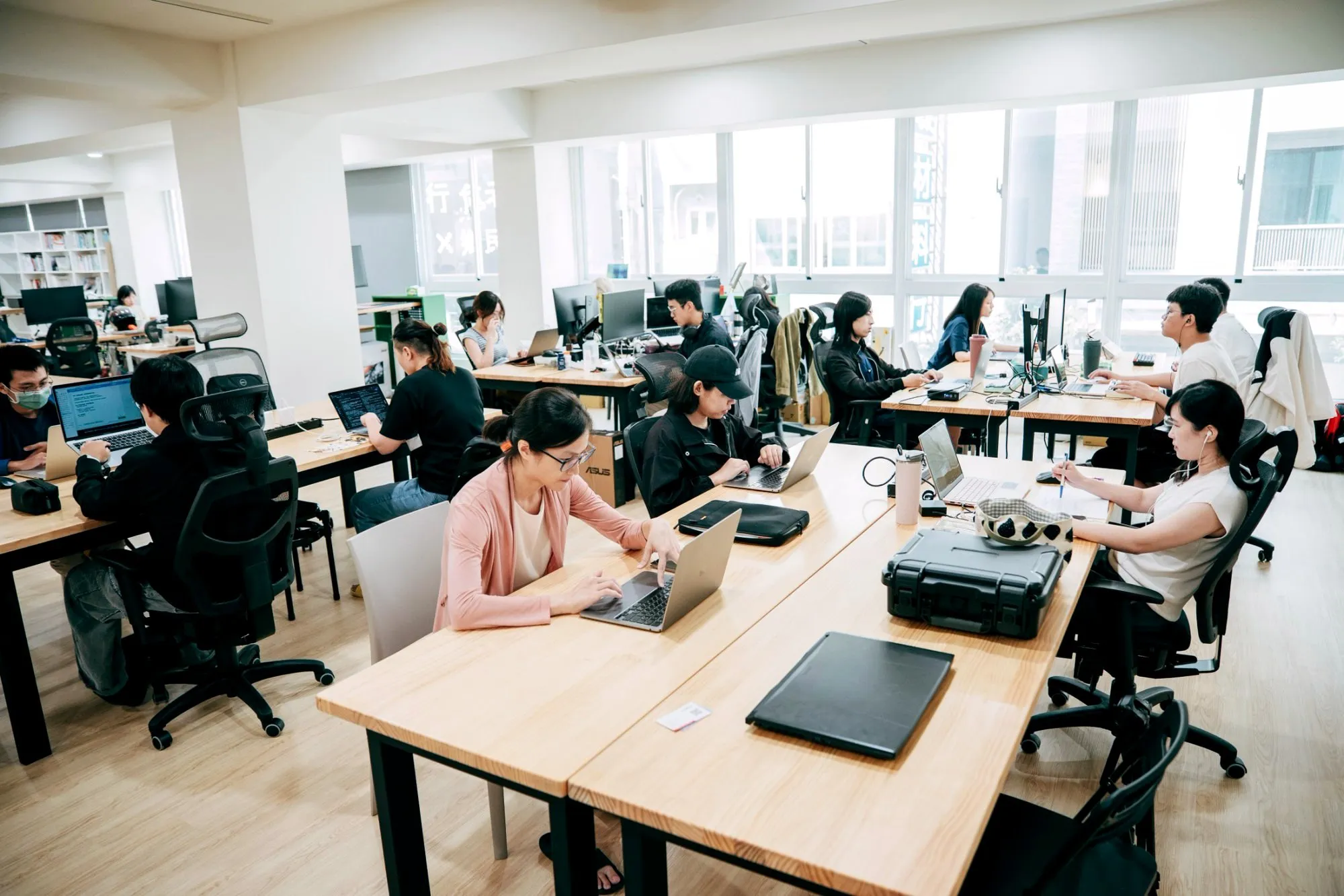 友愛市場二樓的進駐區，大窗採光，長桌上有人在工作